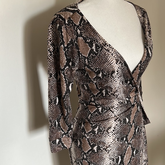 🎈HP🎈DVF 100% SILK Python Print Wrap Dress NWOT - Picture 3 of 8